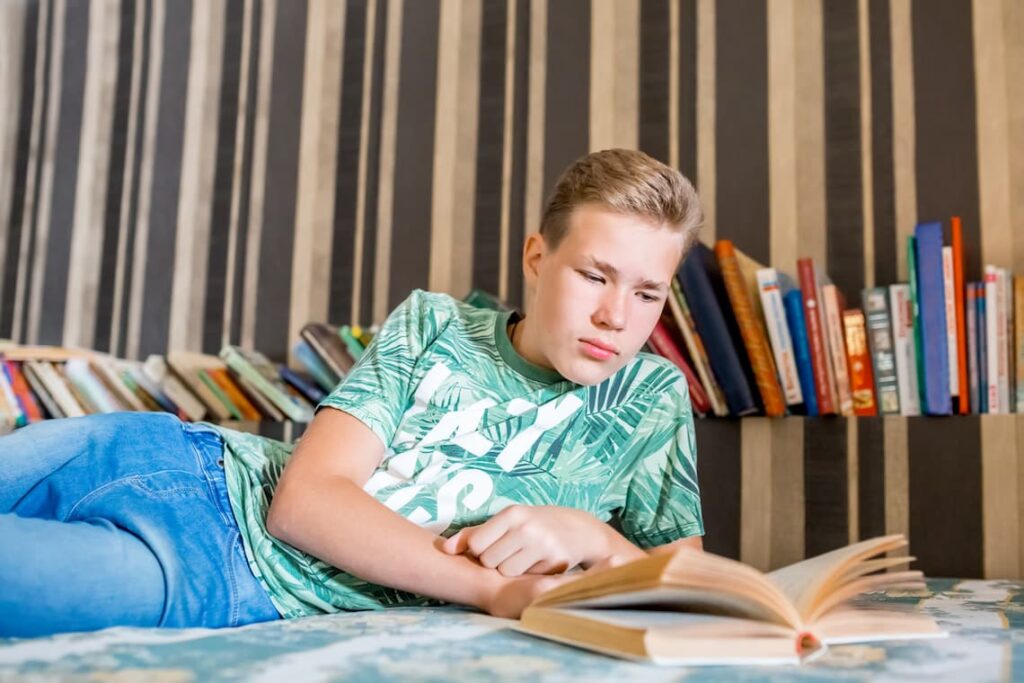 Jovem lendo um bom livro